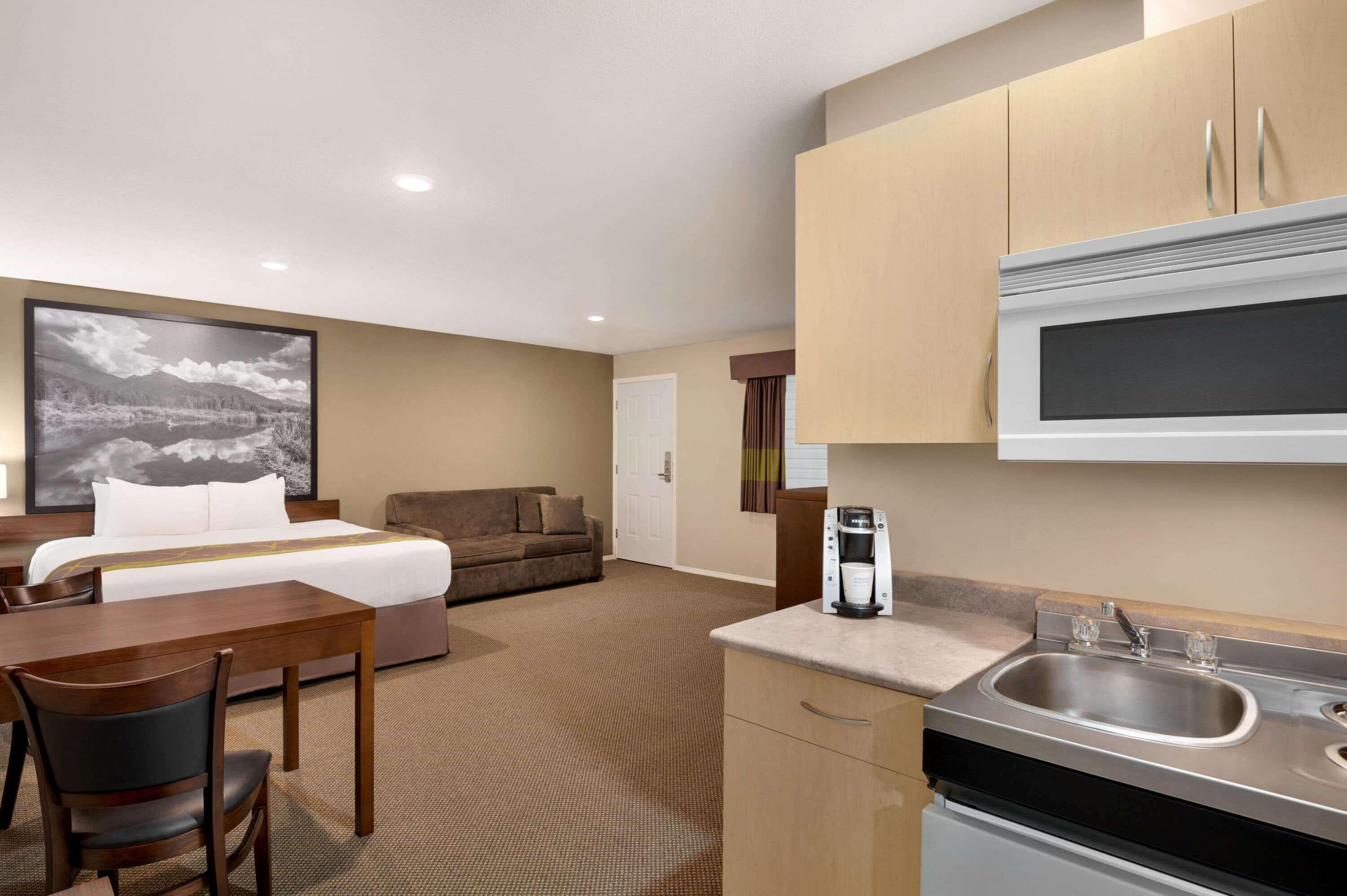 Super 8 By Wyndham Courtenay Exterior photo