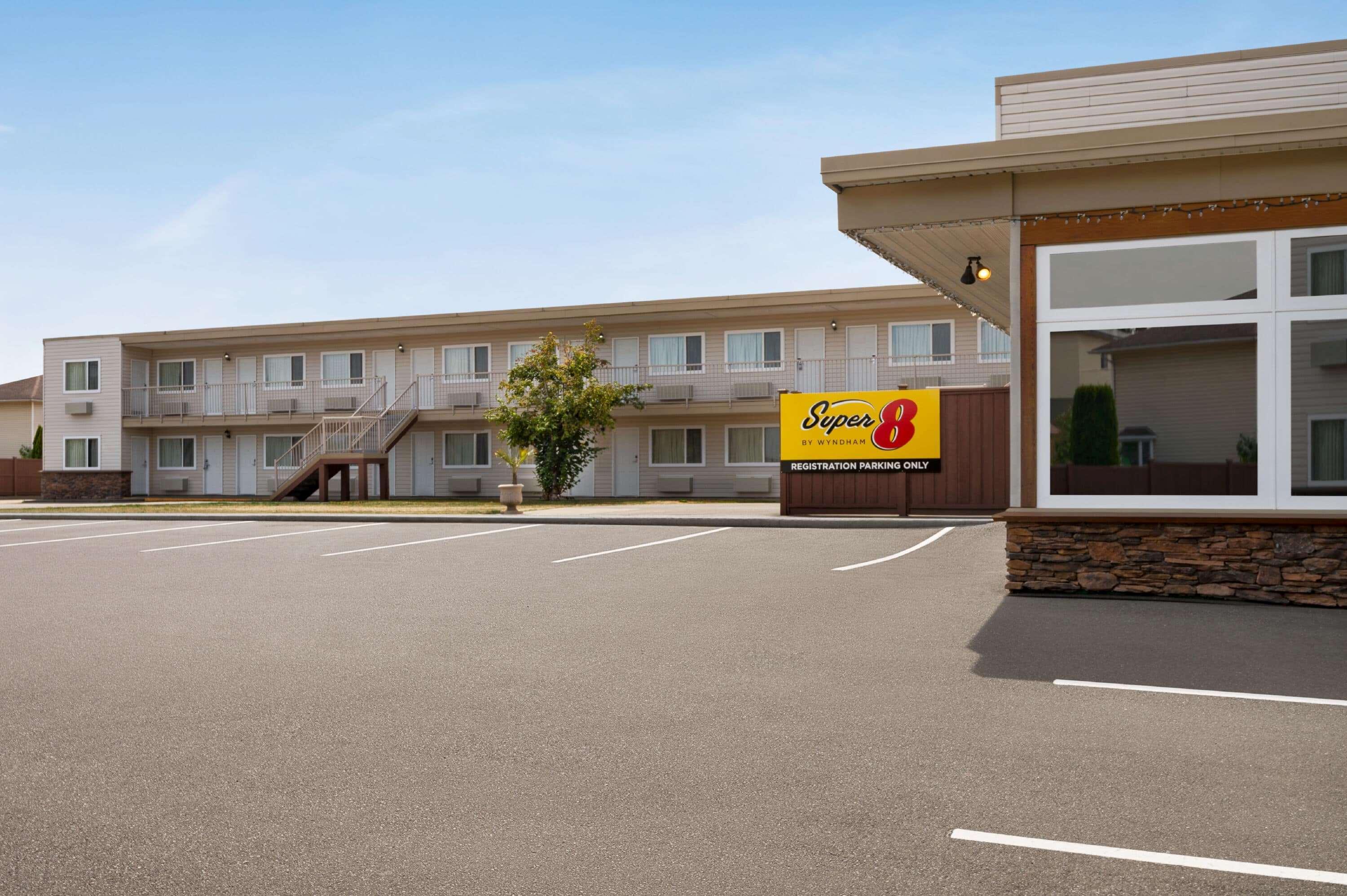 Super 8 By Wyndham Courtenay Hotel Exterior photo