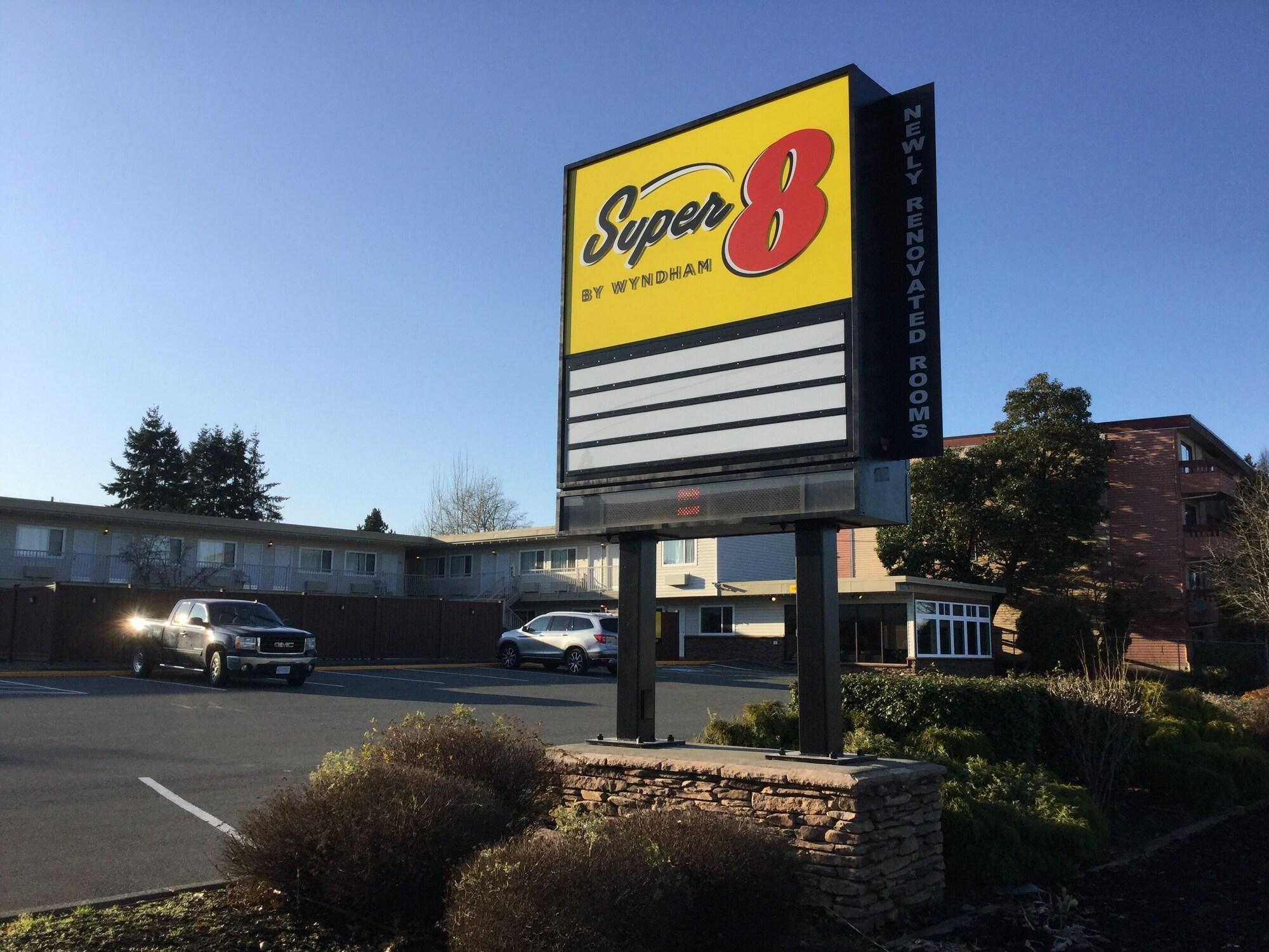 Super 8 By Wyndham Courtenay Exterior photo