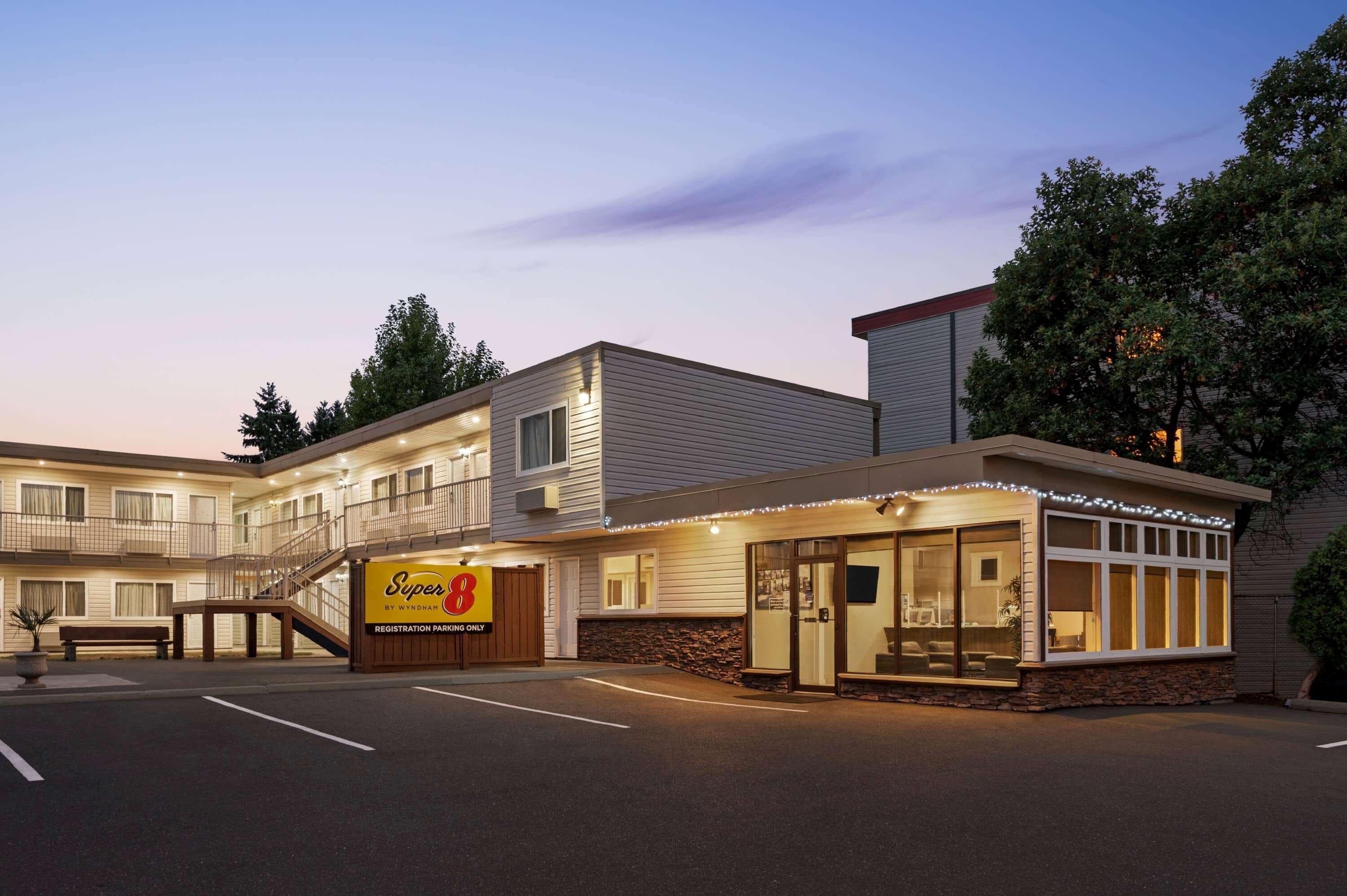 Super 8 By Wyndham Courtenay Hotel Exterior photo